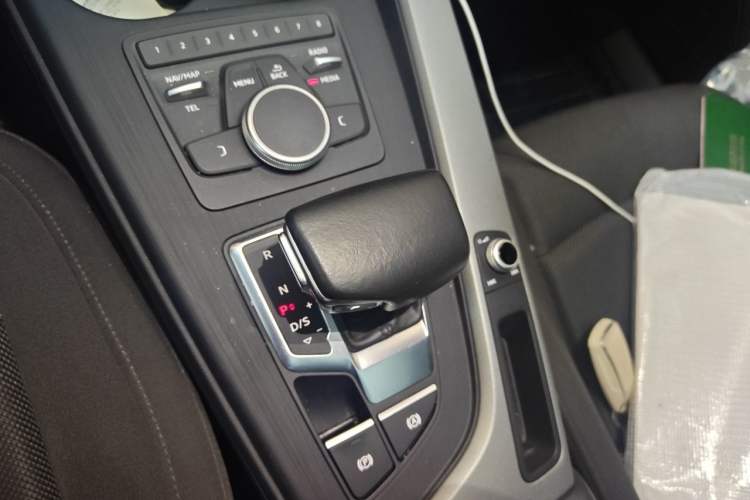 Used Audi A4L 2018 30th Anniversary Edition 40 TFSI Trendy Model Gear Lever
