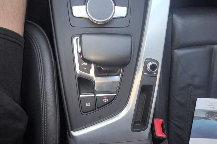 Used Audi A4L 2018 30th Anniversary Edition 40 TFSI Fashion Model Gear Lever