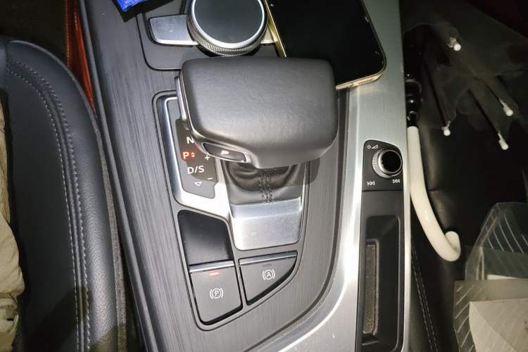 Used Audi A4L 2018 30th Anniversary Edition 40 TFSI Fashion Model Gear Lever