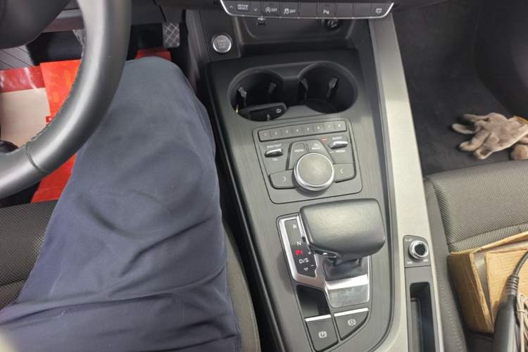 Used Audi A4L 2018 30th Anniversary Edition 40 TFSI Trendy Model Gear Lever