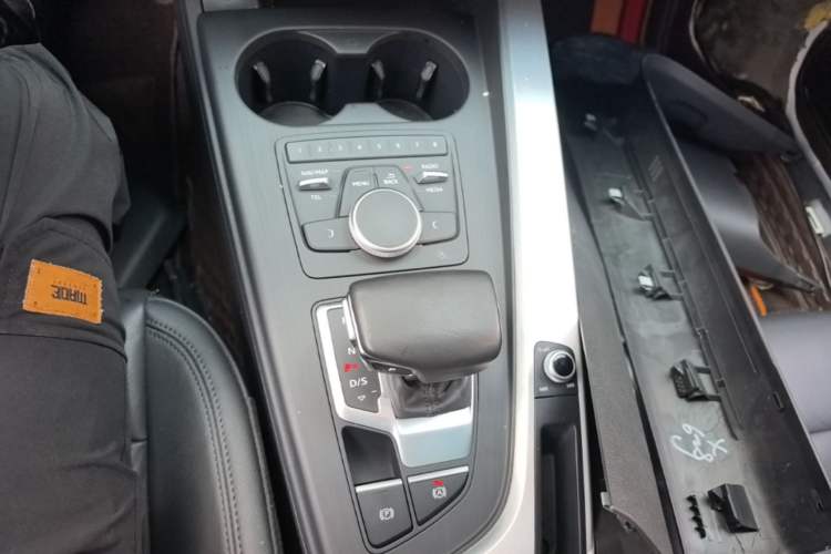 Used Audi A4L 2018 30th Anniversary Edition 45 TFSI quattro Individual Sport Edition Gear Lever