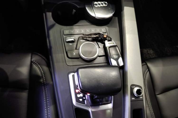 Used Audi A4L 2018 30th Anniversary Edition 40 TFSI Trendy Model Gear Lever