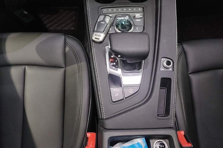 Used Audi A4L 2018 30th Anniversary Edition 45 TFSI quattro Individual Sport Edition Gear Lever