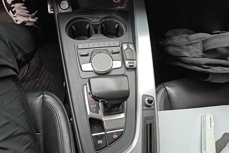 Used Audi A4L 2018 30th Anniversary Edition 40 TFSI Fashion Model Gear Lever