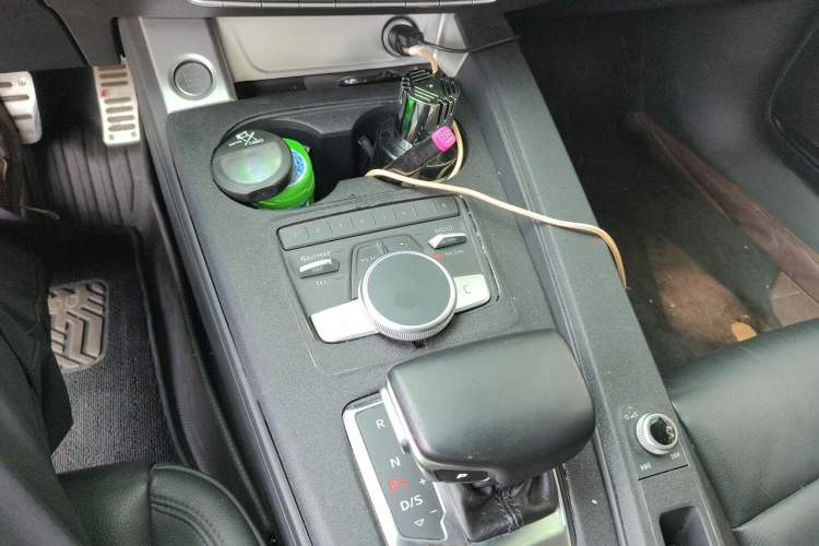 Used Audi A4L 2018 30th Anniversary Edition 40 TFSI Fashion Model Gear Lever