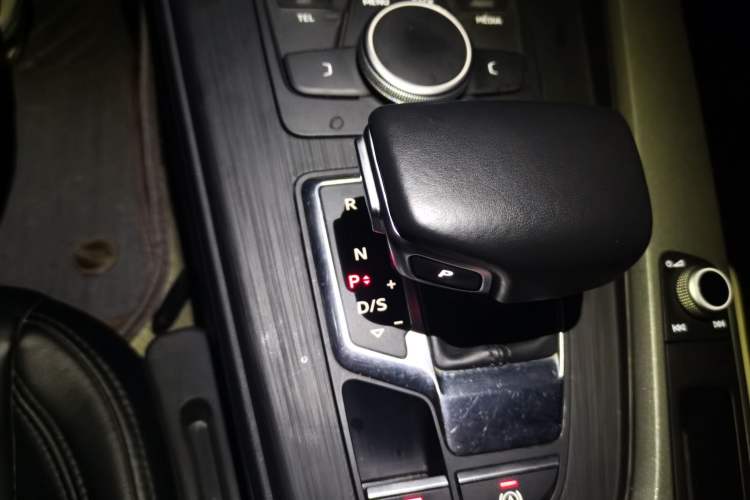 Used Audi A4L 2018 30th Anniversary Edition 40 TFSI Trendy Model Gear Lever