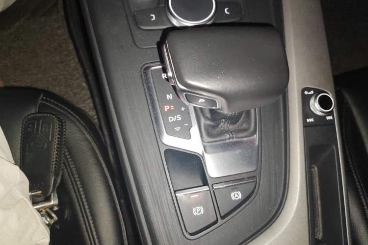 Used Audi A4L 2018 30th Anniversary Edition 30 TFSI Ambition Model Gear Lever