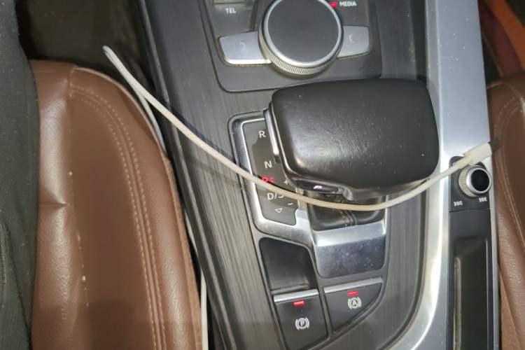 Used Audi A4L 2018 30th Anniversary Edition 40 TFSI Fashion Model Gear Lever