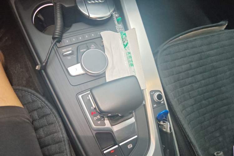 Used Audi A4L 2018 30th Anniversary Edition 40 TFSI Fashion Model Gear Lever