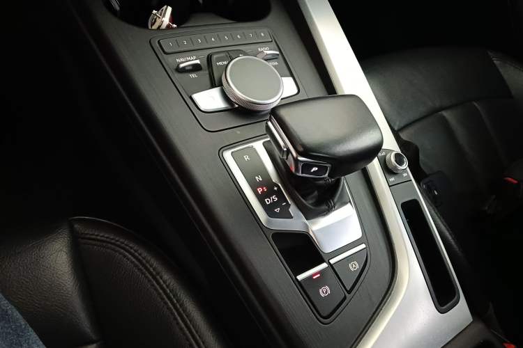 Used Audi A4L 2018 30th Anniversary Edition 40 TFSI Fashion Model Gear Lever