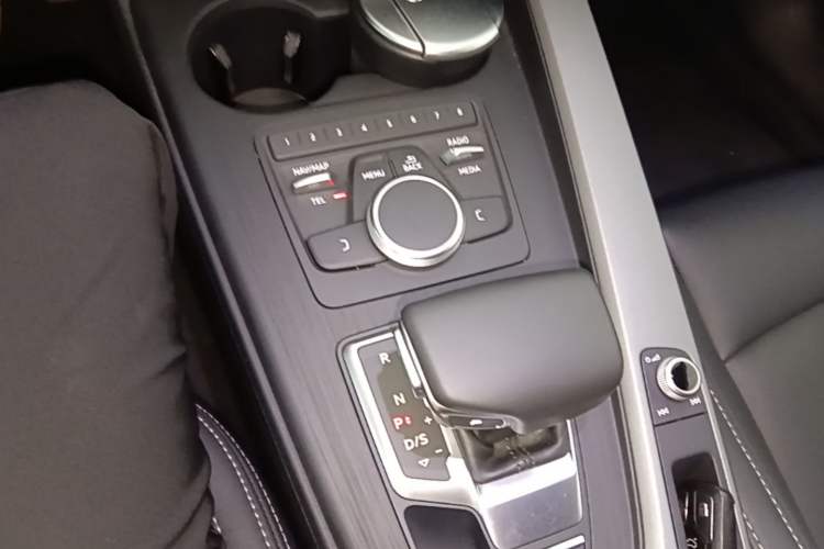 Used Audi A4L 2018 30th Anniversary Edition 40 TFSI Trendy Model Gear Lever
