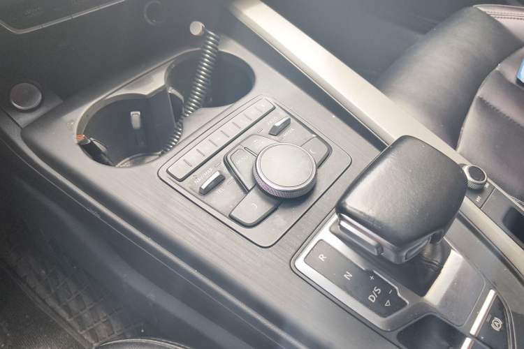 Used Audi A4L 2018 30th Anniversary Edition 40 TFSI Trendy Model Gear Lever