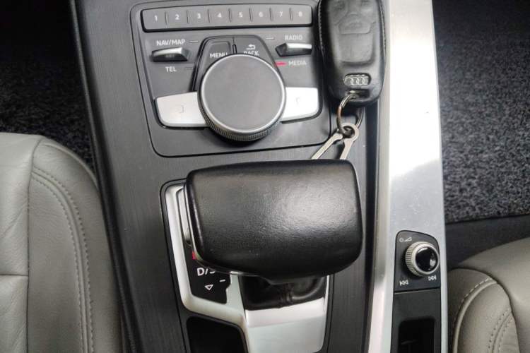 Used Audi A4L 2018 30th Anniversary Edition 40 TFSI Fashion Model Gear Lever