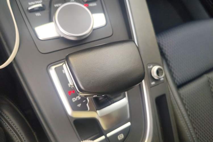 Used Audi A4L 2018 30th Anniversary Edition 45 TFSI quattro Sport model Gear Lever