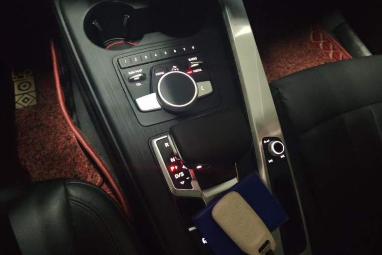 Used Audi A4L 2018 30th Anniversary Edition 40 TFSI Fashion Model Gear Lever