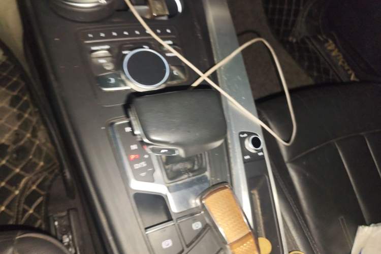 Used Audi A4L 2018 30th Anniversary Edition 40 TFSI Fashion Model Gear Lever