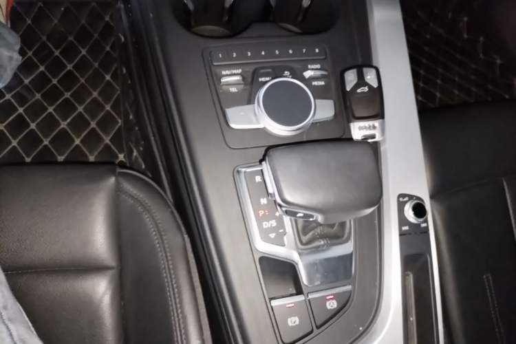 Used Audi A4L 2018 30th Anniversary Edition 40 TFSI Fashion Model Gear Lever