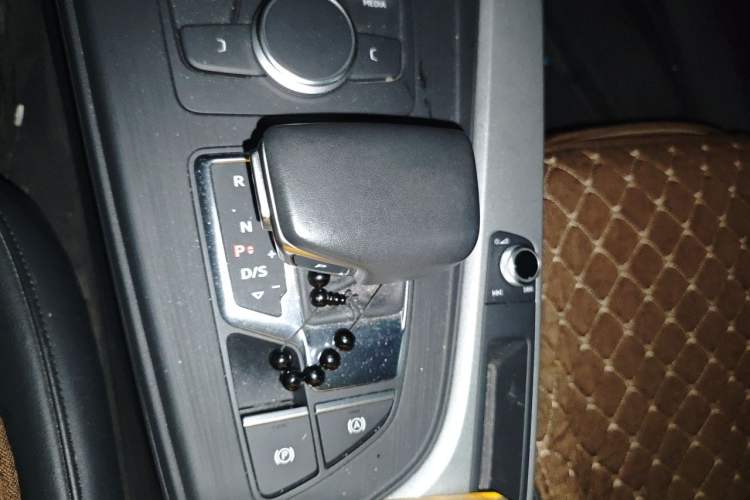 Used Audi A4L 2018 30th Anniversary Edition 40 TFSI Trendy Model Gear Lever