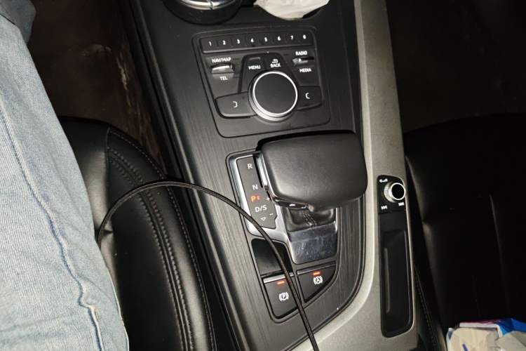 Used Audi A4L 2018 30th Anniversary Edition 40 TFSI Trendy Model Gear Lever
