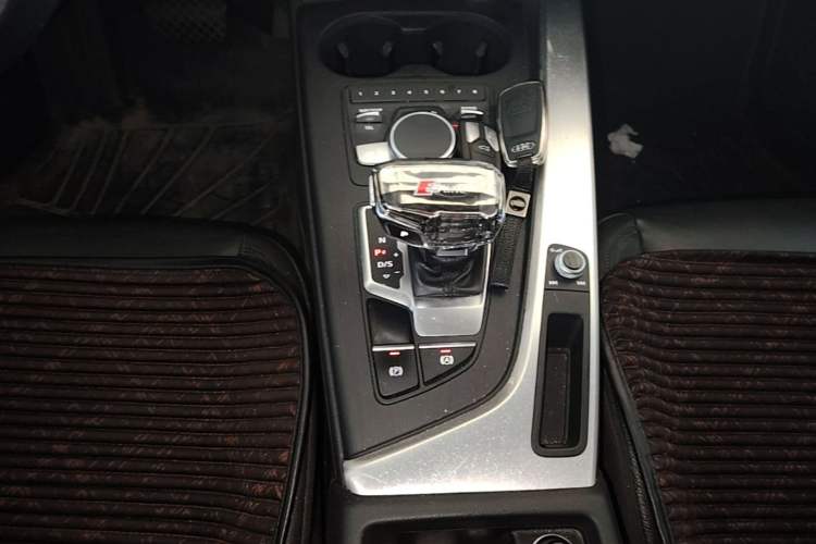 Used Audi A4L 2018 30th Anniversary Edition 40 TFSI Fashion Model Gear Lever