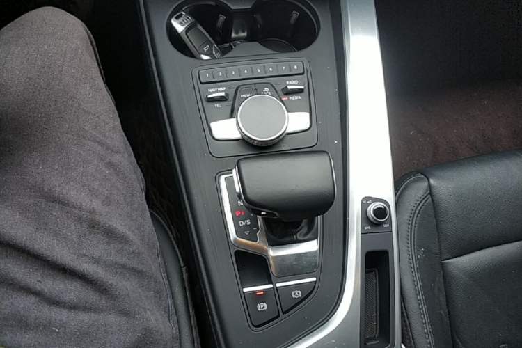Used Audi A4L 2018 30th Anniversary Edition 40 TFSI Fashion Model Gear Lever