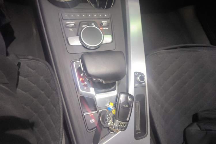 Used Audi A4L 2018 30th Anniversary Edition 40 TFSI Fashion Model Gear Lever