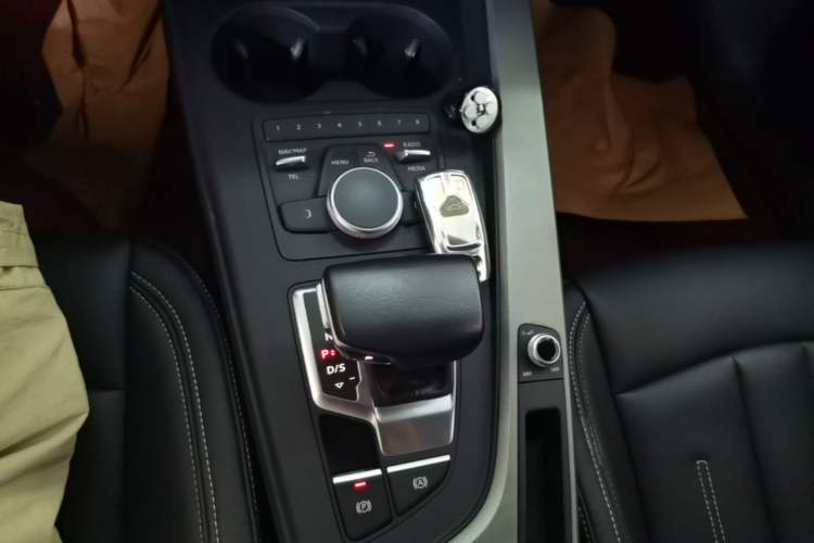 Used Audi A4L 2018 30th Anniversary Edition 40 TFSI Trendy Model Gear Lever