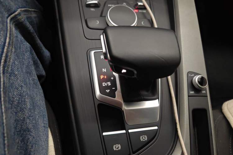Used Audi A4L 2018 30th Anniversary Edition 40 TFSI Trendy Model Gear Lever