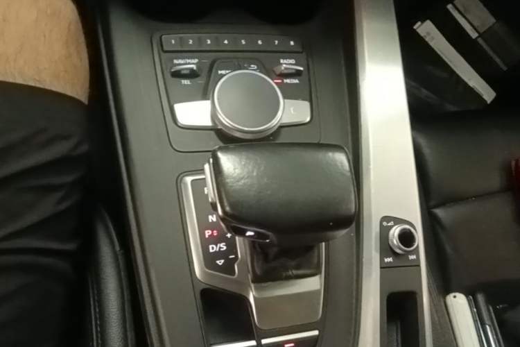Used Audi A4L 2018 30th Anniversary Edition 40 TFSI Fashion Model Gear Lever