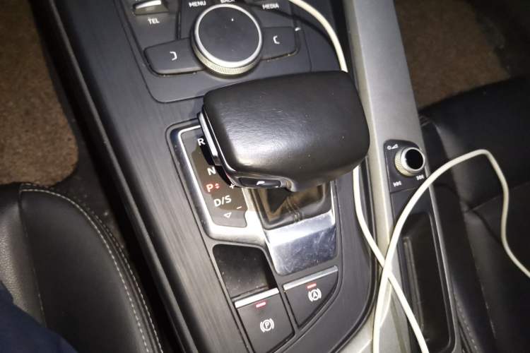 Used Audi A4L 2018 30th Anniversary Edition 40 TFSI Trendy Model Gear Lever