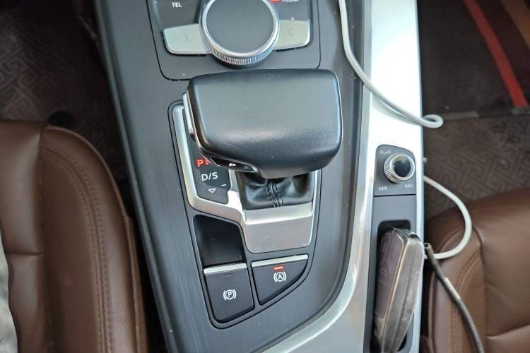 Used Audi A4L 2018 30th Anniversary Edition 40 TFSI Fashion Model Gear Lever