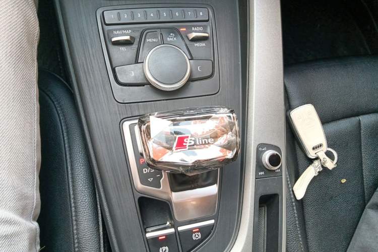 Used Audi A4L 2018 30th Anniversary Edition 40 TFSI Trendy Model Gear Lever