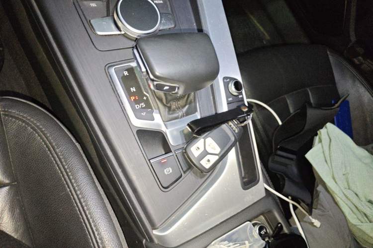 Used Audi A4L 2018 30th Anniversary Edition 40 TFSI Fashion Model Gear Lever