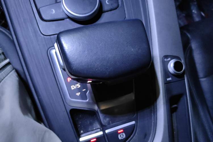 Used Audi A4L 2018 30th Anniversary Edition 40 TFSI Trendy Model Gear Lever