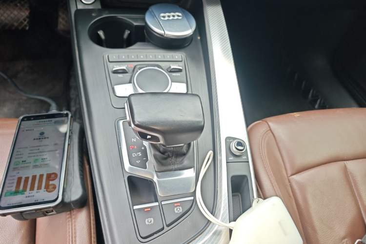 Used Audi A4L 2018 30th Anniversary Edition 40 TFSI Fashion Model Gear Lever