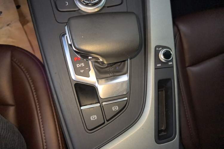 Used Audi A4L 2018 30th Anniversary Edition 40 TFSI Fashion Model Gear Lever