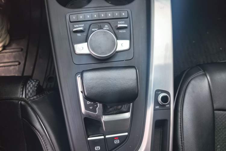 Used Audi A4L 2018 30th Anniversary Edition 45 TFSI quattro Sport model Gear Lever