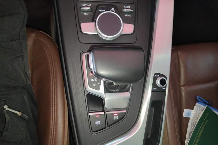 Used Audi A4L 2018 30th Anniversary Edition 40 TFSI Fashion Model Gear Lever