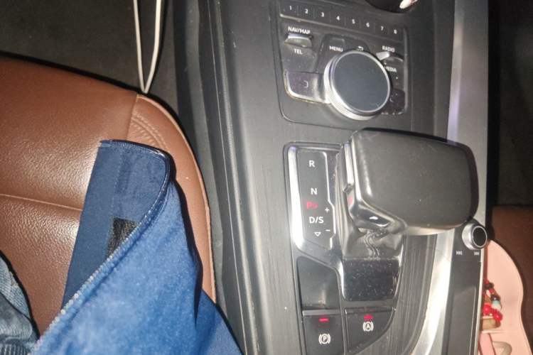 Used Audi A4L 2018 30th Anniversary Edition 40 TFSI Fashion Model Gear Lever