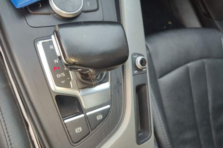 Used Audi A4L 2018 30th Anniversary Edition 40 TFSI Trendy Model Gear Lever