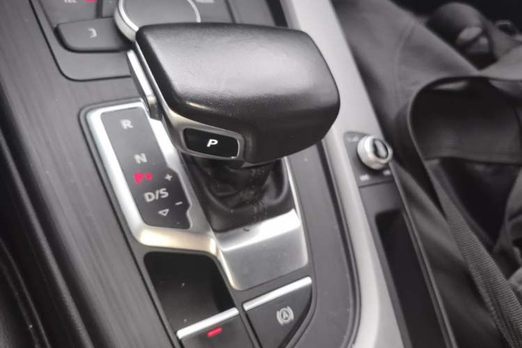 Used Audi A4L 2018 30th Anniversary Edition 40 TFSI Trendy Model Gear Lever