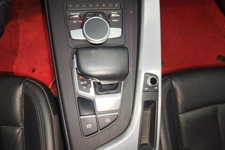 Used Audi A4L 2018 30th Anniversary Edition 40 TFSI Fashion Model Gear Lever