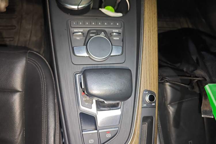 Used Audi A4L 2018 30th Anniversary Edition 40 TFSI Fashion Model Gear Lever