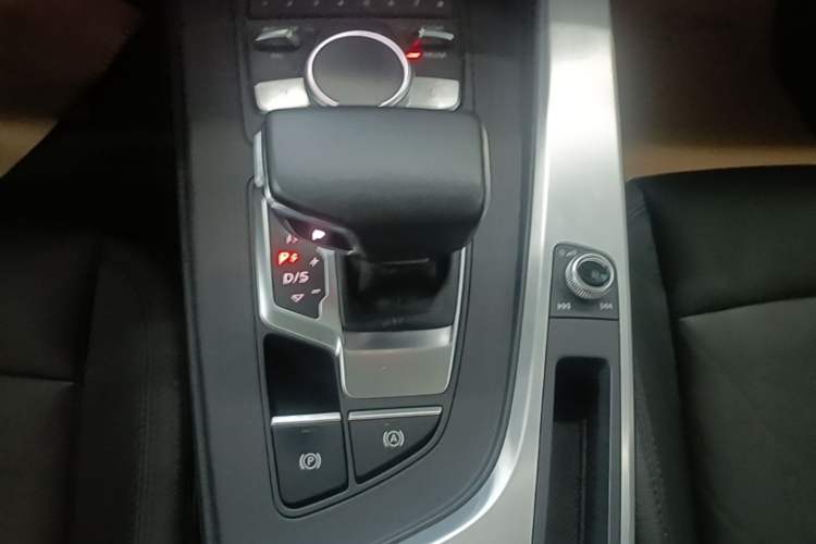 Used Audi A4L 2018 30th Anniversary Edition 40 TFSI Fashion Model Gear Lever