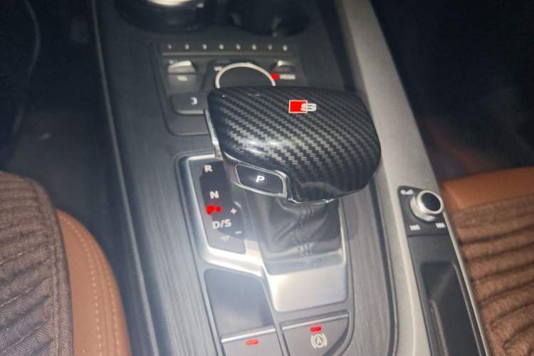 Used Audi A4L 2018 30th Anniversary Edition 40 TFSI Fashion Model Gear Lever