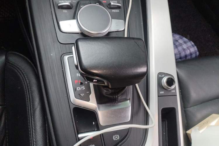 Used Audi A4L 2018 30th Anniversary Edition 40 TFSI Fashion Model Gear Lever