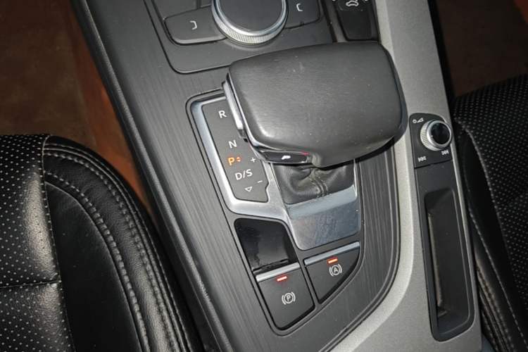 Used Audi A4L 2018 30th Anniversary Edition 40 TFSI Trendy Model Gear Lever