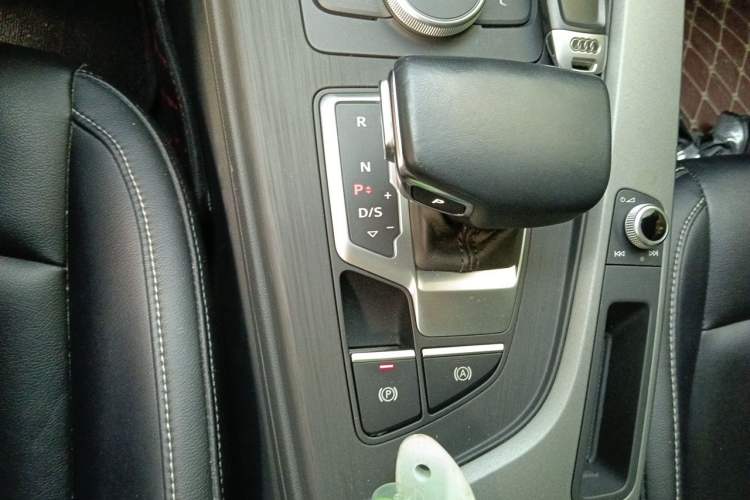 Used Audi A4L 2018 30th Anniversary Edition 40 TFSI Trendy Model Gear Lever