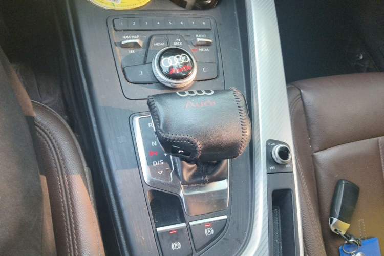Used Audi A4L 2018 30th Anniversary Edition 40 TFSI Fashion Model Gear Lever