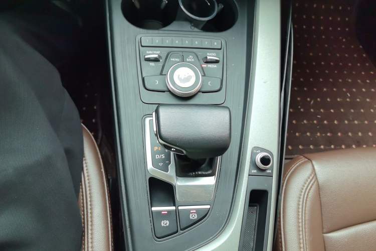 Used Audi A4L 2018 30th Anniversary Edition 40 TFSI Trendy Model Gear Lever